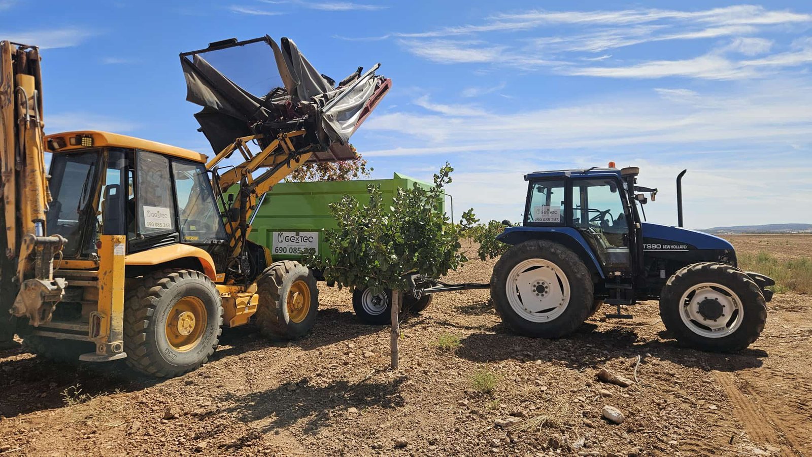 Maquinaria GEXTEC trabajando en plantación de pistacho